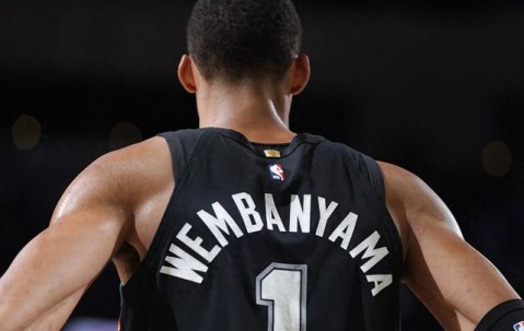 半岛体育官方网站-文班你太狠了，仅用8分钟，就达成80年NBA独一无二纪录，冲击MVP|公牛|文班亚马|马刺|圣安东尼奥马刺队|NBA常规赛_新浪体育_新浪新闻