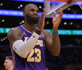 赛事直播-詹姆斯给湖人带来了很多闹剧 但别忘了 是他把球队从泥潭中拉出来