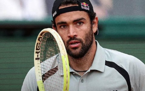 半岛体育官网登录-梅总49分钟吞双蛋造就蒙卡最大惨案，网友：果然神也难救红土梅总