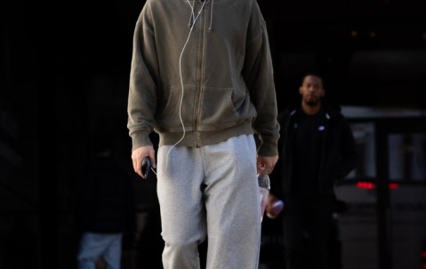 半岛体育官方入口-造访丹佛高原！火箭众将穿搭：申京毛衣工装裤很时尚 KD仍一身黑