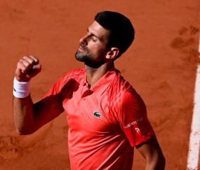 半岛体育官网入口-德约在嘘声中鏖战获胜  不妙？身体警报再次响起